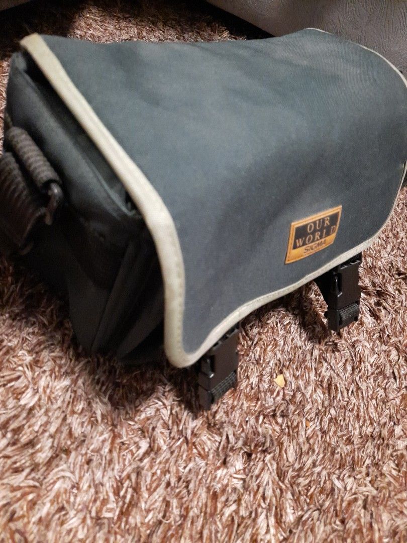 SIGMA CAMERA BAG (Category: Camera Bags & Carriers) located in Silang. Submitted by sari2bilina (Listing ID 1219055301, Image 1). Description: needs cleaning no flaws.