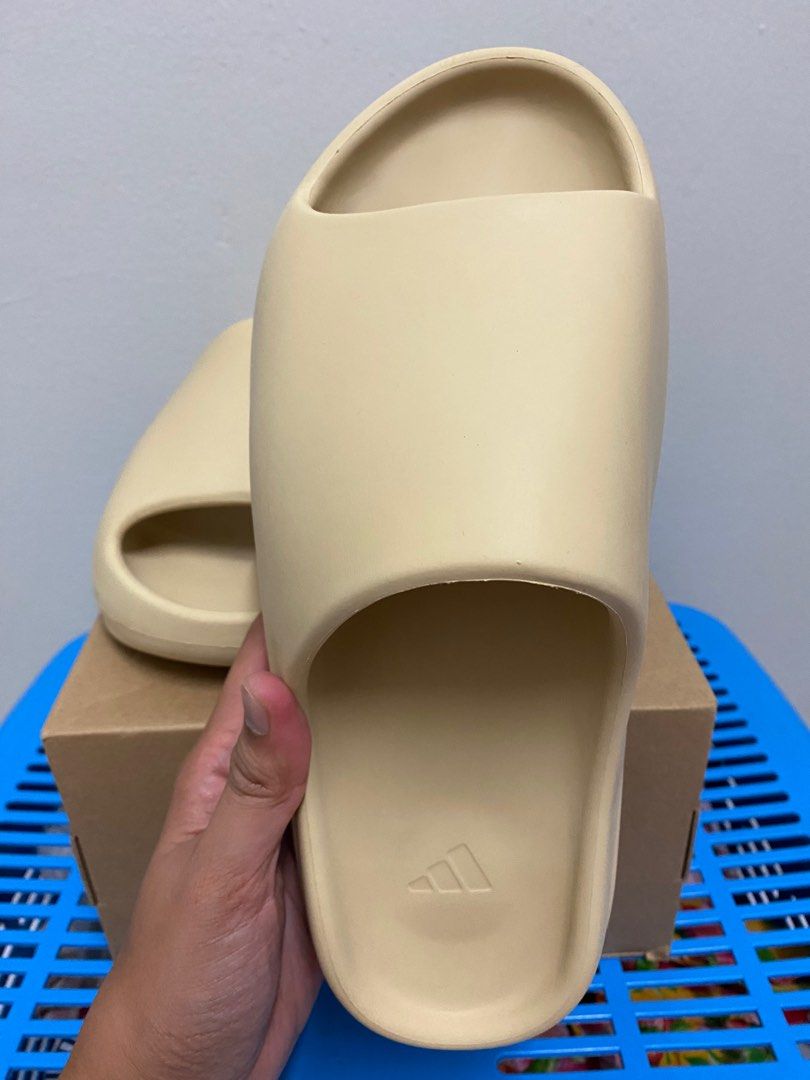 Yeezy slides desert best sale sand on feet