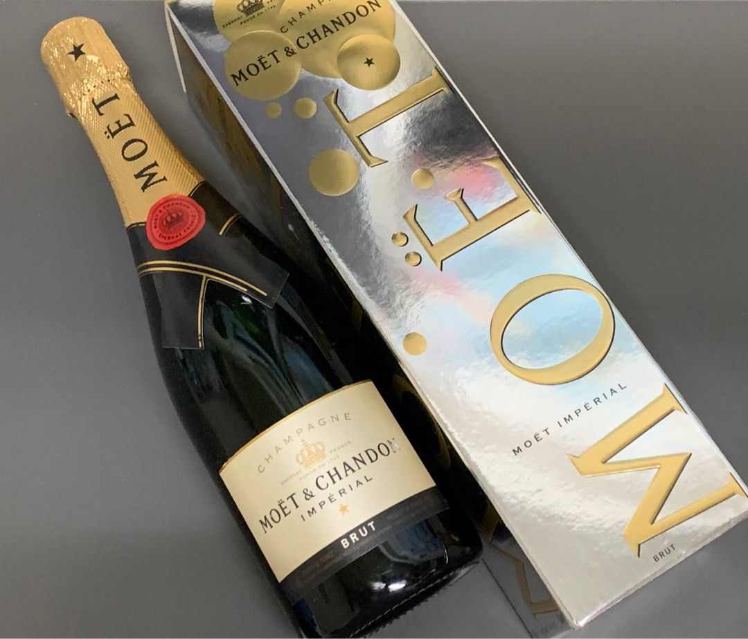 2015 Moet & Chandon Brut Imperial NV with festive gift box