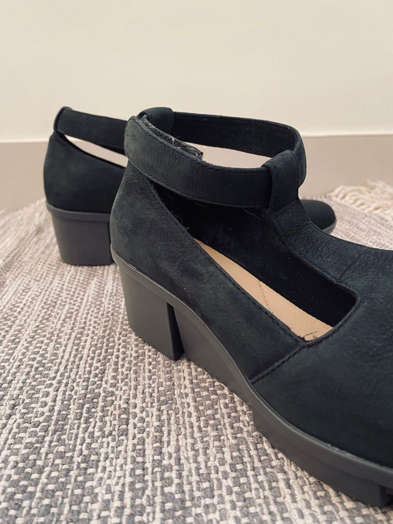 Clarks black 2025 wedge pumps