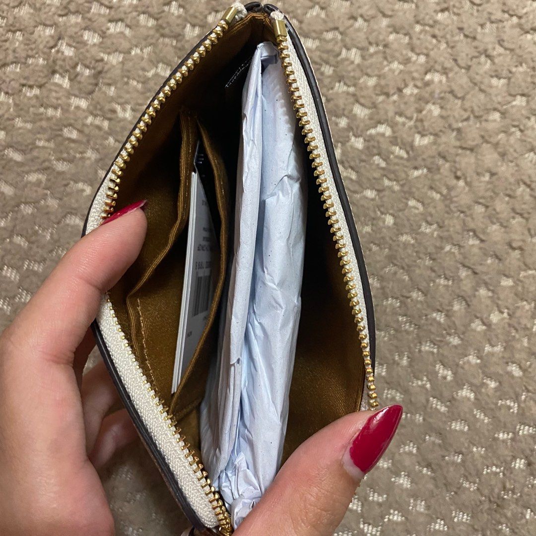 Coach White Wristlet (Category: Luxury Bags & Wallets) located in Quezon City. Submitted by chescita (Listing ID 1219284092, Image 3). Description: has a slight dent but in good condition, never used .