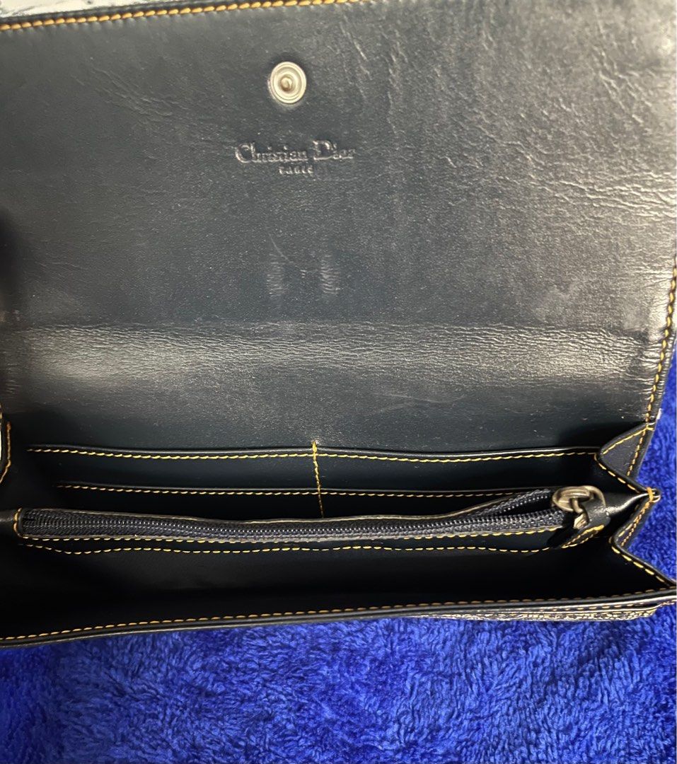 Dior wallet (Category: Wallets & Card holders) located in Quezon City. Submitted by itgsta (Listing ID 1219185973, Image 3). Description: Guaranteed authentic No inclusion.