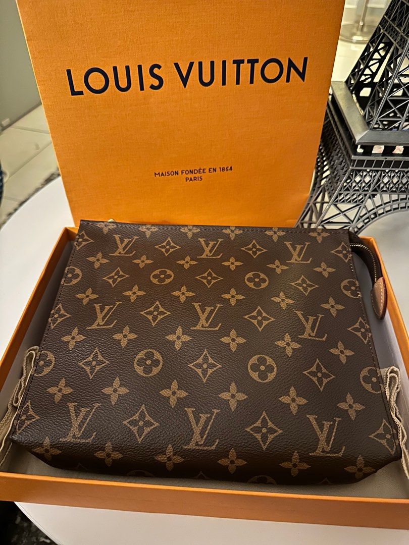 💯LOUIS VUITTON M47542 TOILETRY POUCH 26, Luxury, Bags & Wallets