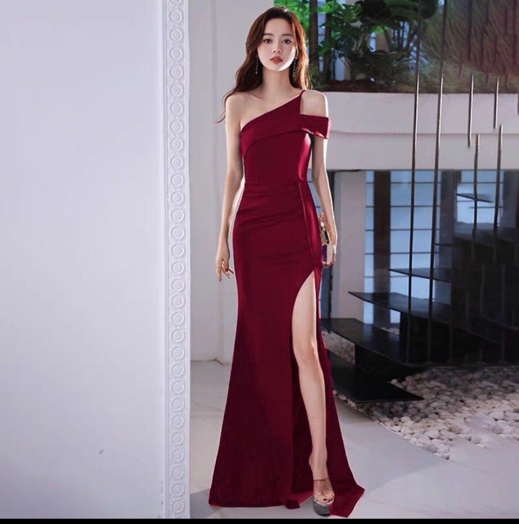 Maroon discount evening gowns