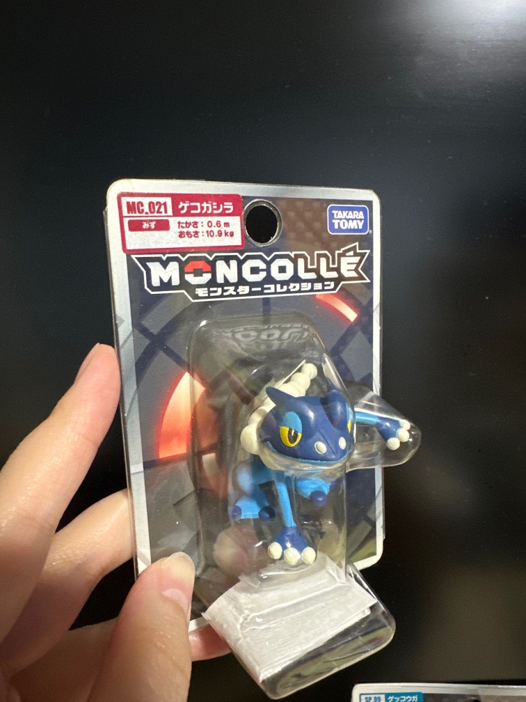 Monocle discount pokemon figure