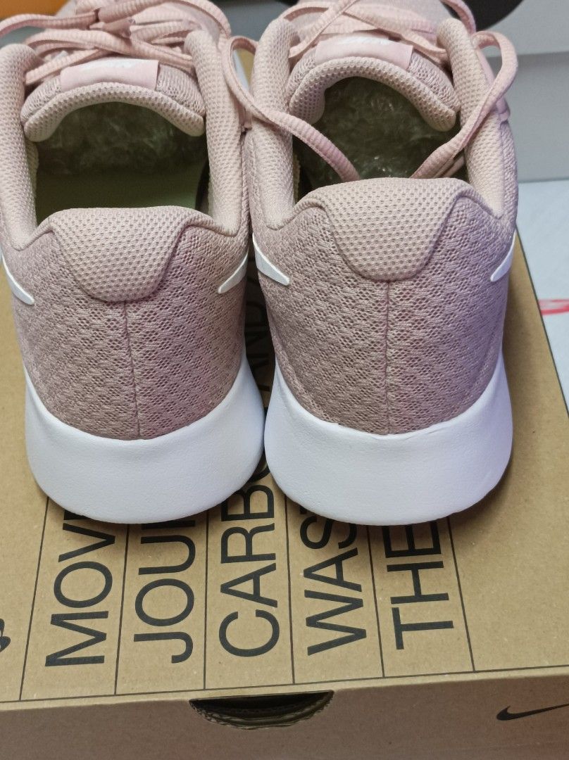 Nike tanjun women s size 9 US or size 7.5 men s Women s Fashion