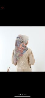 Seradia scarf