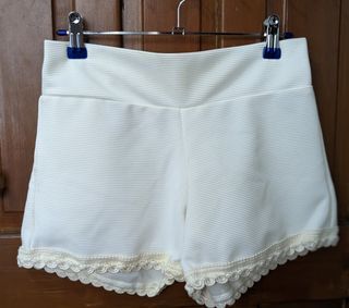 White fashion shorts with crochet at the bottom