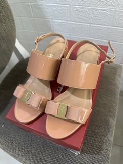 Authentic Salvatore Ferragamo Giulia size 7.5