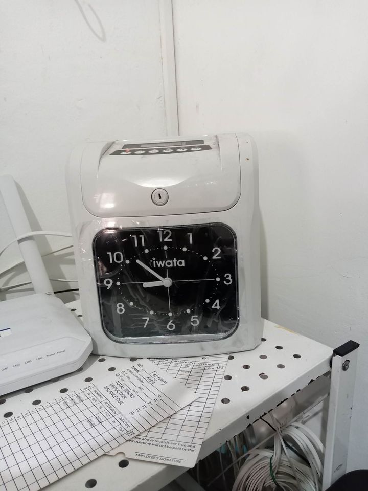 Bundy Clock (Category: Industrial Equipment) located in Valenzuela. Submitted by shoma02 (Listing ID 1219366958, Image 2). Description: CHEAPEST PRICE GUARANTEED "BUNDY CLOCK w/ Time Card" Descriptions of Bundy Clock: ✅ Cheap Price ✅ Dual Time Display (Front Analog & Top Digital LCD) ✅ Built-in battery for data & operation back up during power failure ✅ 2 watts (Standby) & 10 watts (Work) power consumption ✅ Product dimensions: (L)193 x (W)123 x 