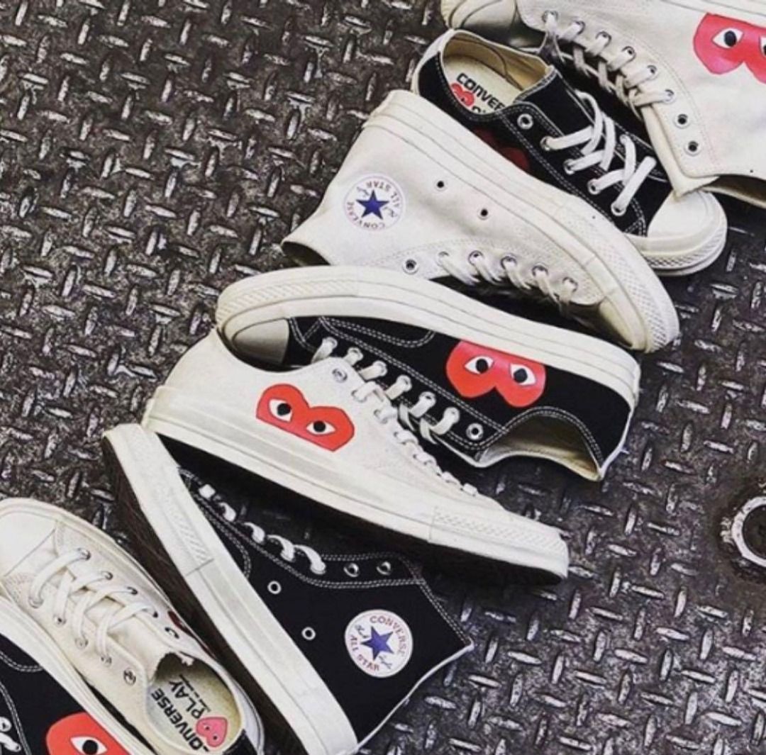 Red discount heart chucks