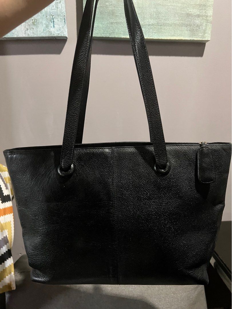 Chanel Lambskin Shoulder Tote hand Bag (Category: Luxury Bags & Wallets) located in Makati City. Submitted by lwl888 (Listing ID 1219400647, Image 1). Description: Bag only .