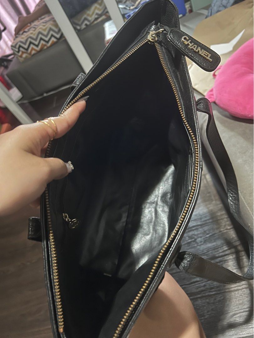 Chanel Lambskin Shoulder Tote hand Bag (Category: Luxury Bags & Wallets) located in Makati City. Submitted by lwl888 (Listing ID 1219400647, Image 3). Description: Bag only .