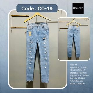Co-19 Bershka Celana Jeans Ripped Highwaist Size 28