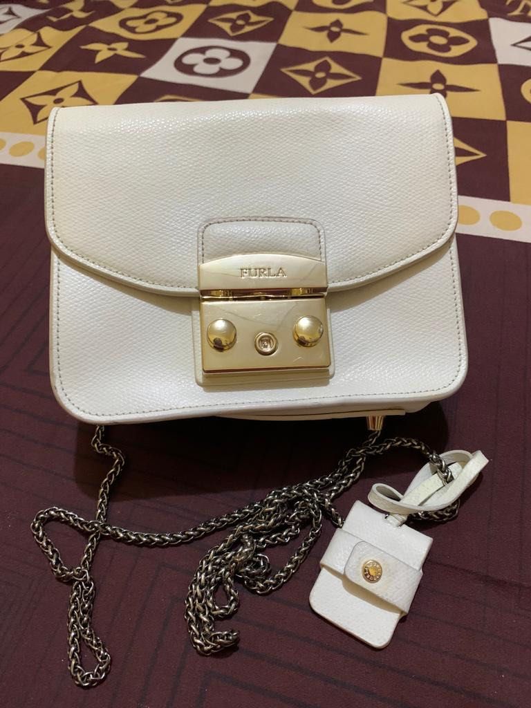 Harga sling sales bag furla