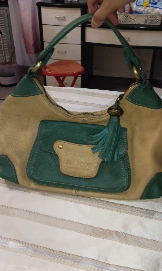 GENUINE LEATHER BAG BY JILL SCOTT PRELOVED (Category: Luxury Bags & Wallets) located in Cavite. Submitted by anna1033 (Listing ID 1219454870, Image 1). Description: PRELOVED AND EXPECT SIGNS OF USAGE MAAYOS PA ANG ZIPPERS AT BUO PA ANG BAG KAILANGAN LANG LINISAN AT I+POLISH HAND CARRY OR SHOULDER BAG, DEPENDE KUNG PAANO MO GAMITIN TOTOONG LEATHER AT MATIBAY COLOR BEIGE CREAM WITH GREEN.