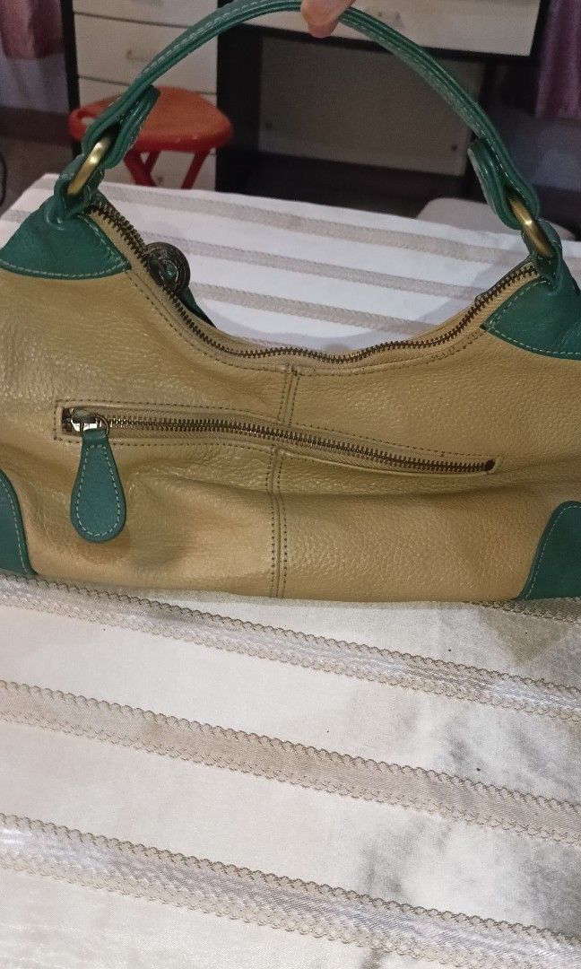 GENUINE LEATHER BAG BY JILL SCOTT PRELOVED (Category: Luxury Bags & Wallets) located in Cavite. Submitted by anna1033 (Listing ID 1219454870, Image 3). Description: PRELOVED AND EXPECT SIGNS OF USAGE MAAYOS PA ANG ZIPPERS AT BUO PA ANG BAG KAILANGAN LANG LINISAN AT I+POLISH HAND CARRY OR SHOULDER BAG, DEPENDE KUNG PAANO MO GAMITIN TOTOONG LEATHER AT MATIBAY COLOR BEIGE CREAM WITH GREEN.