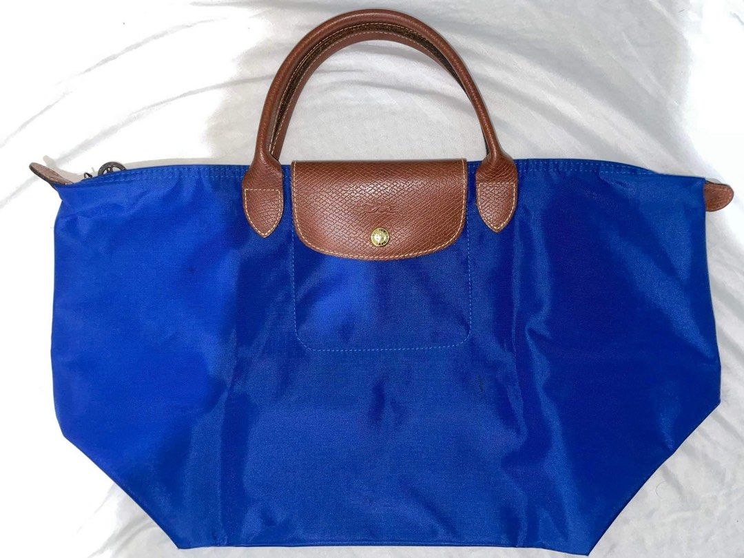 Long Champ Short Handle Medium (Category: Shoulder Bags) located in Pasig City. Submitted by mmmspg (Listing ID 1219441802, Image 2). Description: -needs cleaning -has marker stain in front Bought at Longchamp Shang.