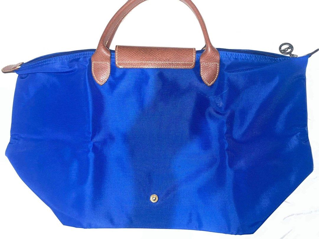 Long Champ Short Handle Medium (Category: Shoulder Bags) located in Pasig City. Submitted by mmmspg (Listing ID 1219441802, Image 3). Description: -needs cleaning -has marker stain in front Bought at Longchamp Shang.