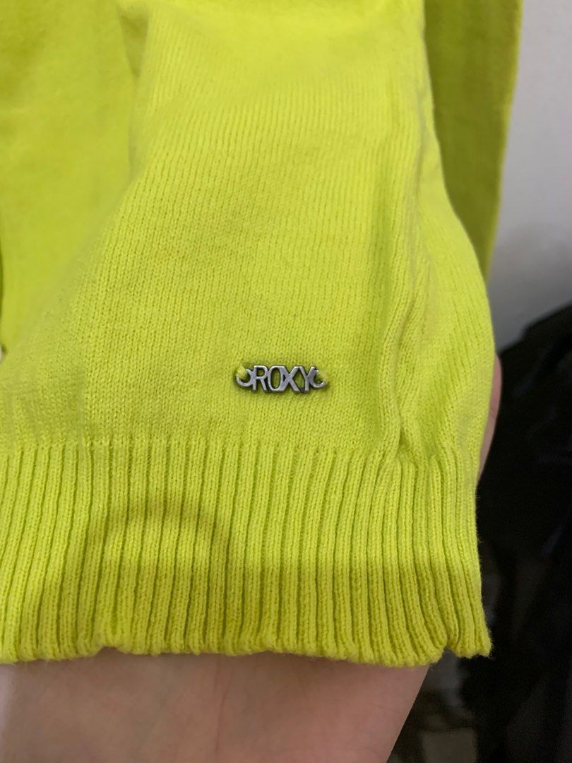 roxy’s apple green cardigan • small (Category: Longsleeves) located in Kawit. Submitted by aedeclutter (Listing ID 1219400846, Image 2). Description: https://shope.ee/4fRDxJX99c • authentic roxy bought from US ✨.