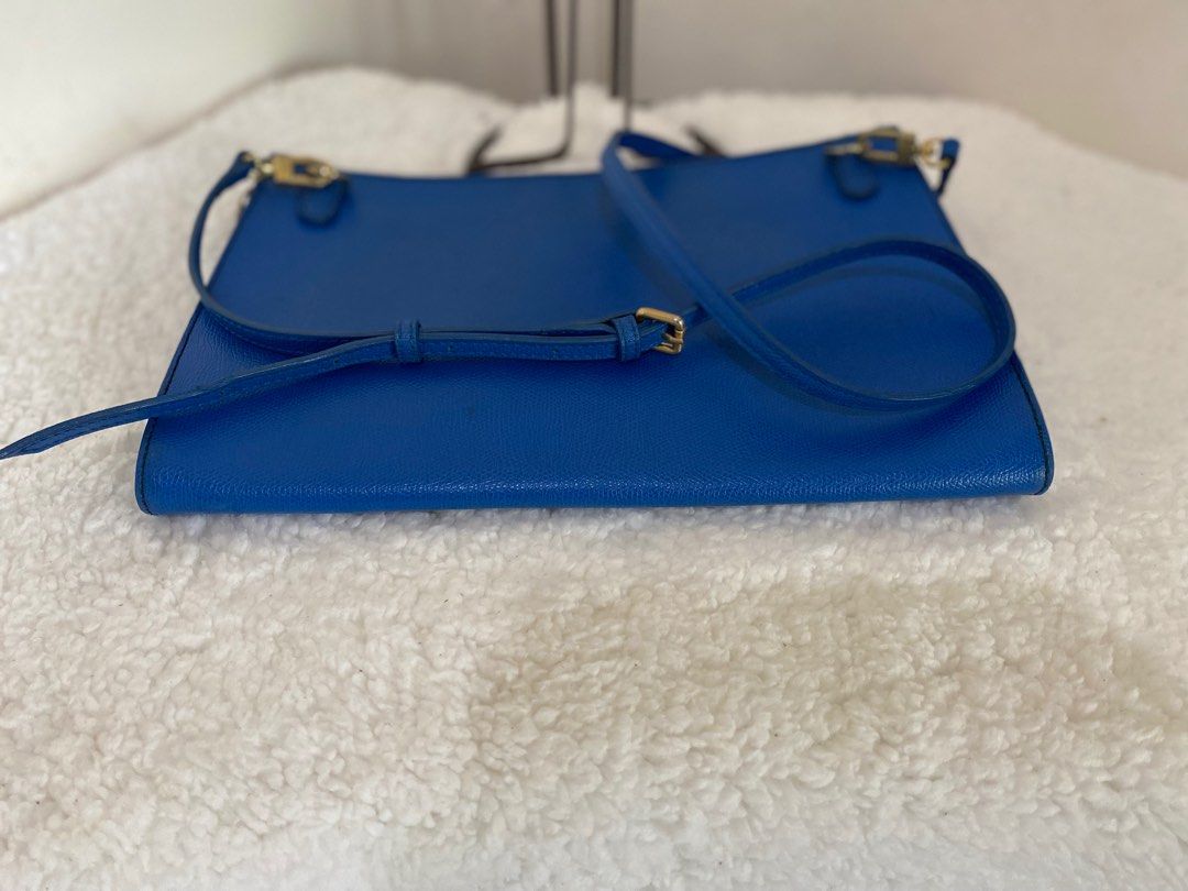 Sisley sling bag (Category: Cross-body Bags) located in Davao. Submitted by john_canque (Listing ID 1219373048, Image 3). Description: RFS: Decluttering.