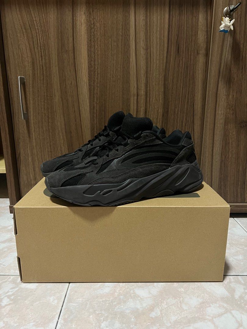 Fake yeezy hotsell 700 vanta
