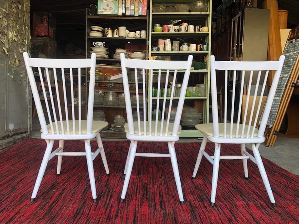 3 pieces solid wood white dining chairs on Carousell