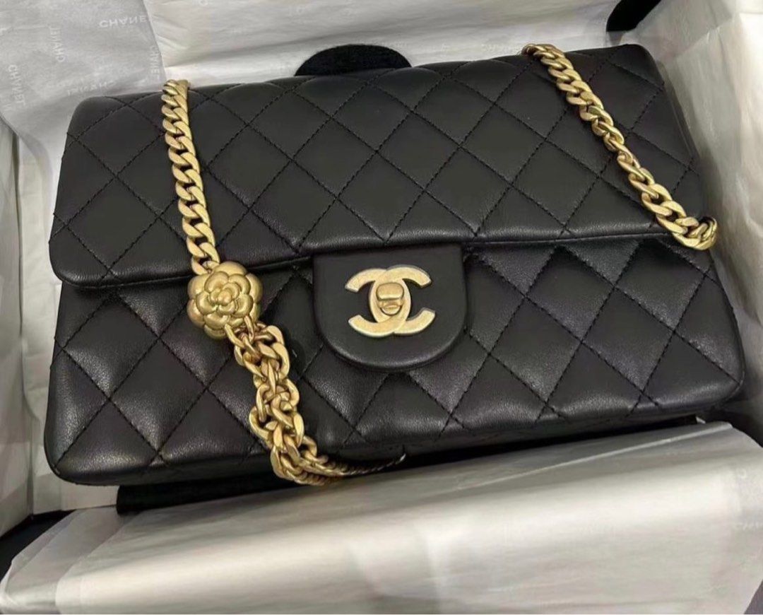 12/3 Update｜香港現貨🇭🇰Chanel 23S 今季最新款山茶花調節扣Flap Bag❤️‍🔥😍Cf23cm 小號🥰 Full  Set 連專門店單可陪驗, 名牌, 手袋及銀包- Carousell