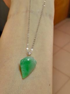 新品💐天然翡翠A-瑤池蟠桃，飄陽綠墬鏈，🥰18白k金厚鑲，含18白k鏈。（照片無打光，無優化，用兩光手機拍的。)為表達真實物況，不用特殊鏡頭拍照。實品比照片美👍高品質極優物件，不議價！