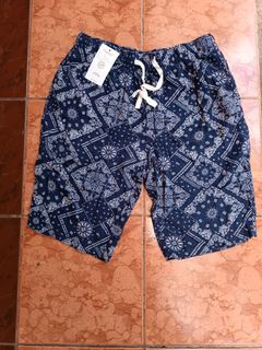 Celana pendek Paisley