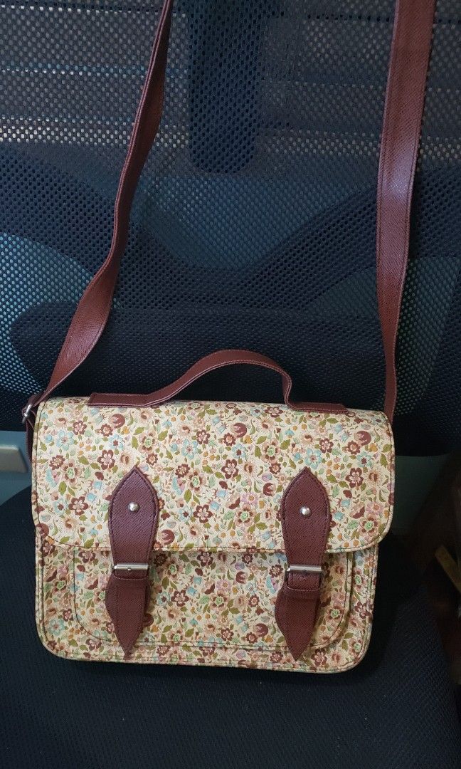 Floral vintage satchel bag (Category: Cross-body Bags) located in Manila. Submitted by mimi0023 (Listing ID 1219636838, Image 2). Description: New rfs: not my style.