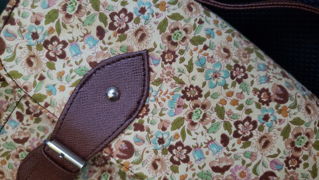 Floral vintage satchel bag (Category: Cross-body Bags) located in Manila. Submitted by mimi0023 (Listing ID 1219636838, Image 3). Description: New rfs: not my style.