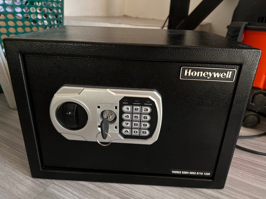 Honeywell Vault, Furniture & Home Living, Security & Locks, Safe on