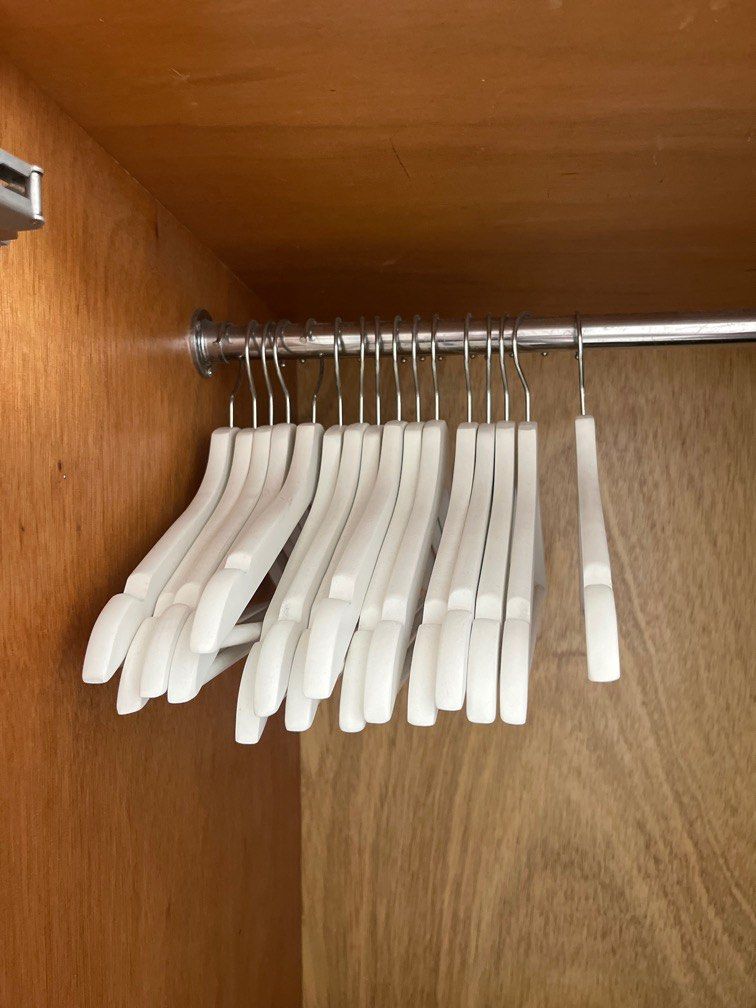 Ikea wood hangers white, 傢俬＆家居, 其他, 掛鉤和衣架 Carousell