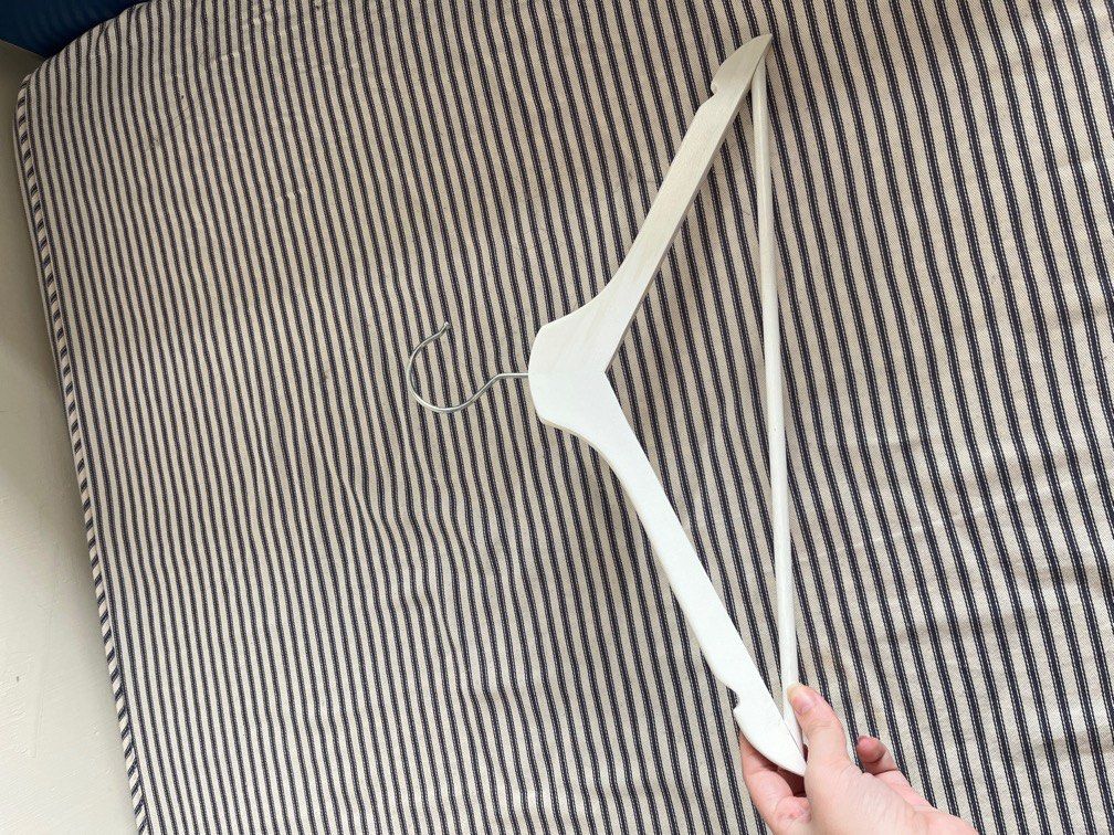 Ikea wood hangers white, 傢俬＆家居, 其他, 掛鉤和衣架 Carousell