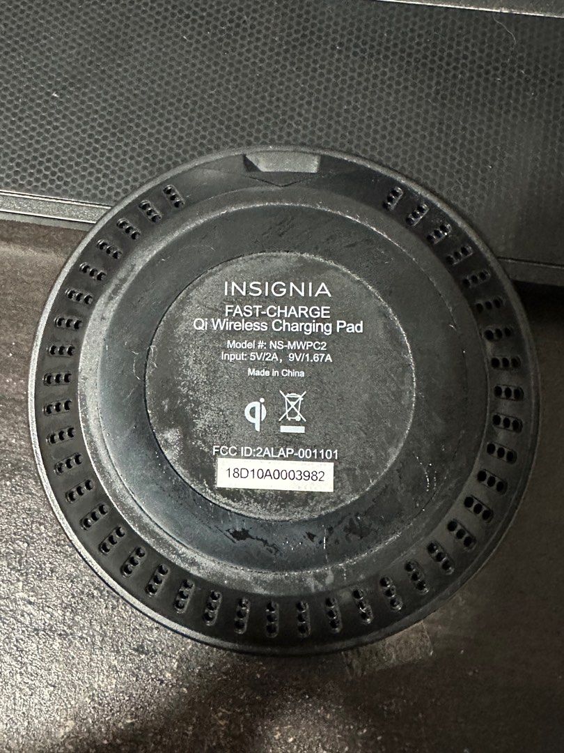 Insignia Wireless Charger fast charging on Carousell