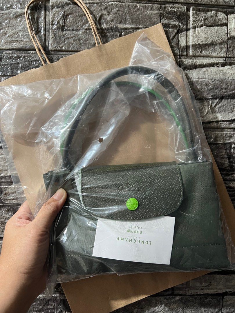 Longchamp Le pliage Club Top short handle medium Original (Category: Luxury Bags & Wallets) located in Paranaque City. Submitted by sillybella (Listing ID 1219700248, Image 1). Description: Original Brand New Bought at Japan Outlet Complete and sealed not yet open w/ paperbag and care card L 46.5cm H 26cm W 20cm I don’t use or sell fake bags See reviews if you have doubts RFS: mas bet ko yng backpack. .
