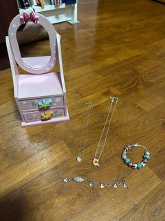 Necklaces, bracelet, jewellery organiser