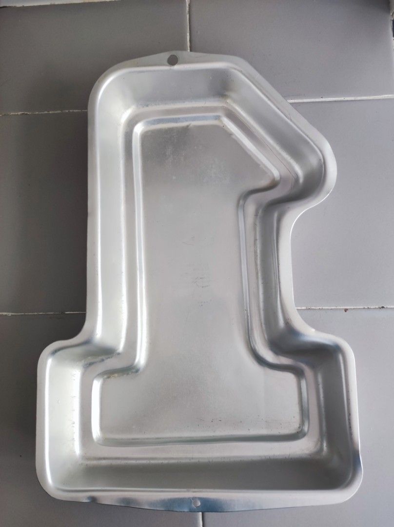 Number one 1 cake tin, Furniture & Home Living, Kitchenware & Tableware, Bakeware on Carousell