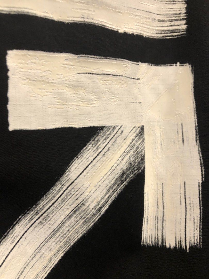 offwhite jacket （分類：外套及戶外衣服）位於 Hong Kong。 由 yanoever 提交（商品編號 1219735427，圖片 4）。簡介： 100% real 99% new s size 偏大好多 。