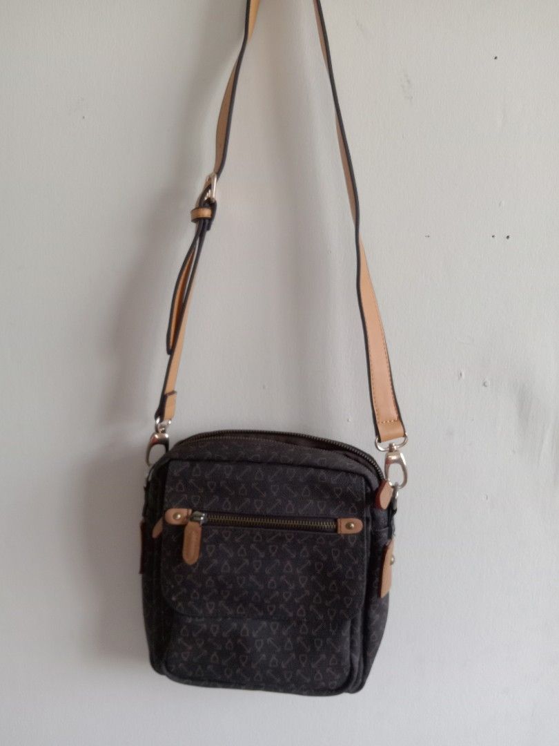 Olmel Italy Oumi Sling bag (Category: Cross-body Bags) located in Quezon City. Submitted by ventaventa (Listing ID 1219555141, Image 2). Description: In pristine condition unisex almost new Leather mat Color Dk Brown Size 9x10x2.5" 23x26x6cm no flaws.