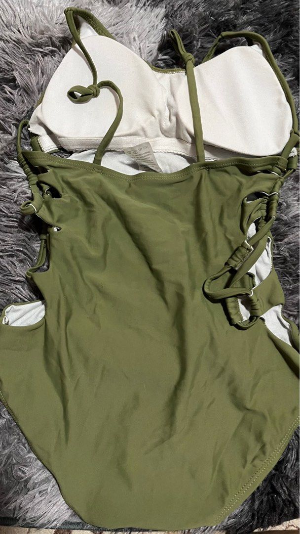 One piece (Category: Bikinis & Swimsuits) located in San Pedro. Submitted by chenramirez (Listing ID 1219654692, Image 2). Description: Medium on tag pero mas kakasya sa small .