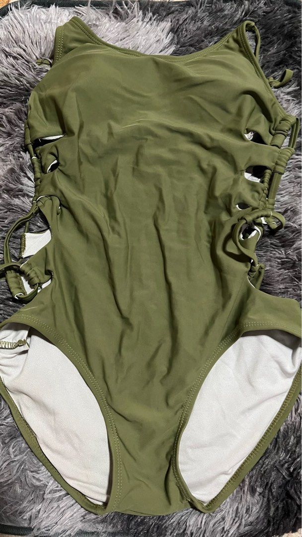 One piece (Category: Bikinis & Swimsuits) located in San Pedro. Submitted by chenramirez (Listing ID 1219654692, Image 1). Description: Medium on tag pero mas kakasya sa small .