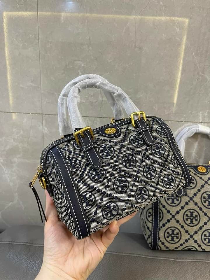 🇺🇲 Authentic Tory Buch Crossbody Bag (Category: Luxury Bags & Wallets) located in Santa Cruz. Submitted by janelovebagswatchesshoesph (Listing ID 1224030834, Image 1). Description: .