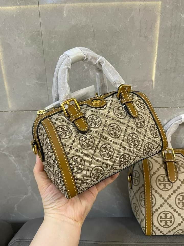 🇺🇲 Authentic Tory Buch Crossbody Bag (Category: Luxury Bags & Wallets) located in Santa Cruz. Submitted by janelovebagswatchesshoesph (Listing ID 1224030834, Image 2). Description: .