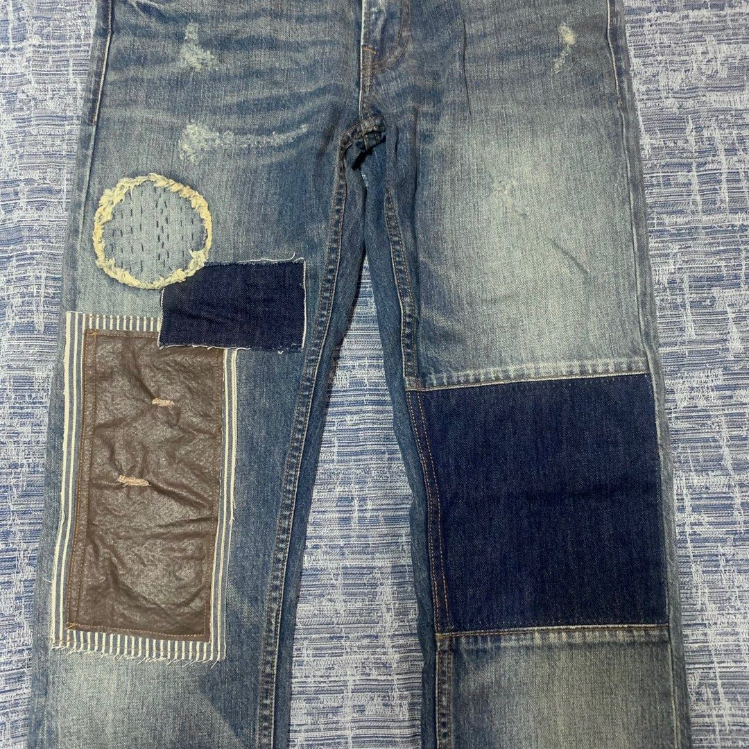 Chevignon patchwork slim straight jeans (Category: Jeans) located in Iloilo. Submitted by mercthreads (Listing ID 1224040084, Image 2). Description: Chevignon patchwork slim straight jeans ₱600 Condition: Good Size on tag: 31x33 Waist: 16“ Length: 42“ DM for more info *buyer to shoulder shipping fee *all items have been washed but may need additional washing.
