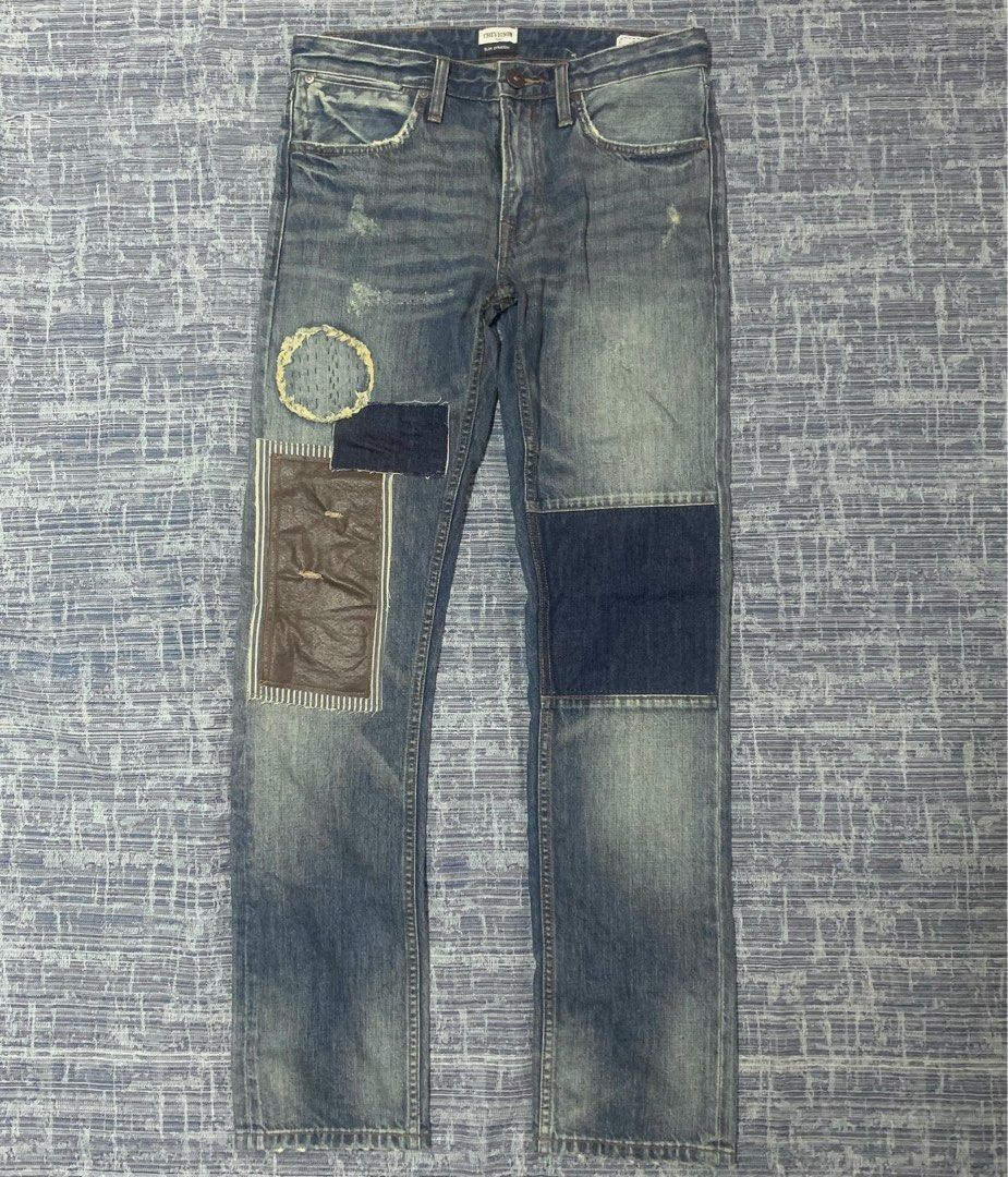 Chevignon patchwork slim straight jeans (Category: Jeans) located in Iloilo. Submitted by mercthreads (Listing ID 1224040084, Image 1). Description: Chevignon patchwork slim straight jeans ₱600 Condition: Good Size on tag: 31x33 Waist: 16“ Length: 42“ DM for more info *buyer to shoulder shipping fee *all items have been washed but may need additional washing.