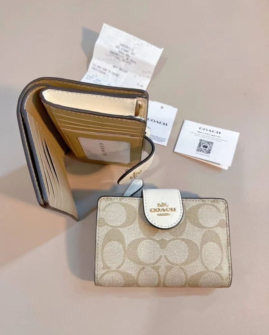 Coach Medium Corner Zip Wallet, Women's Fashion, Bags & Wallets, Wallets &  Card holders on Carousell