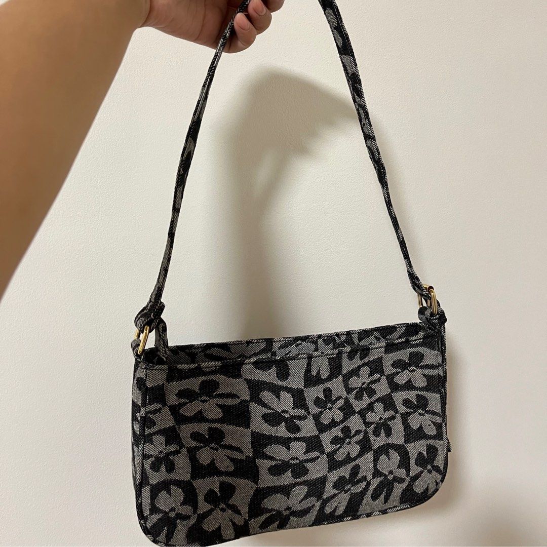 Cotton On Shoulder Bag (Category: Shoulder Bags) located in Paranaque City. Submitted by declutter_76 (Listing ID 1224119540, Image 1). Description: .