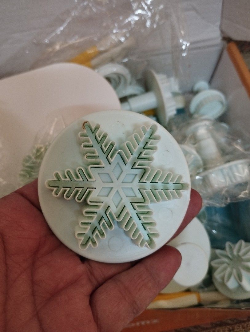 Embossing Mold Set for fondants (Category: Bakeware) located in Caloocan City. Submitted by chonadura91470 (Listing ID 1224090197, Image 3). Description: embossing Mold Set for fondant cake.